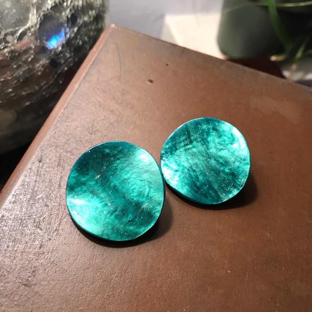 Beautiful Acrylic green curved round earrings🌿 - Picture 3 of 7